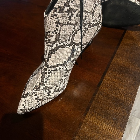 Beautiful low top boots with a low heel! - Picture 2 of 3